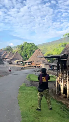 Klo ad yang lebih cantik berarti itu kampung bena#benavillage #nttpride🏝🔥 #beautifulplaces #beautifuldestinations #bajawa_flores_ntt 