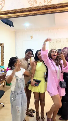 So guys we had the most unplanned, a bit chaotic birthday surprise for our beautiful, gorgeous, kind hearted cult member #wolvegang #wedeyloveedeyshow  Soso we love youuu …As you don reach 30, you go reach 100 in Jesus name 🙏❤️😍