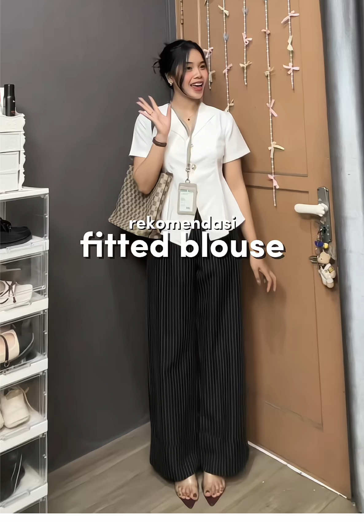 Membalas @chaaaa sampe beli warna putih lagii atasan fitted blouse ini karna emang secantik ituu, aku pakai size s/m yaa😩🫵 #atasan #atasanblouse #fittedblouse #OOTD 