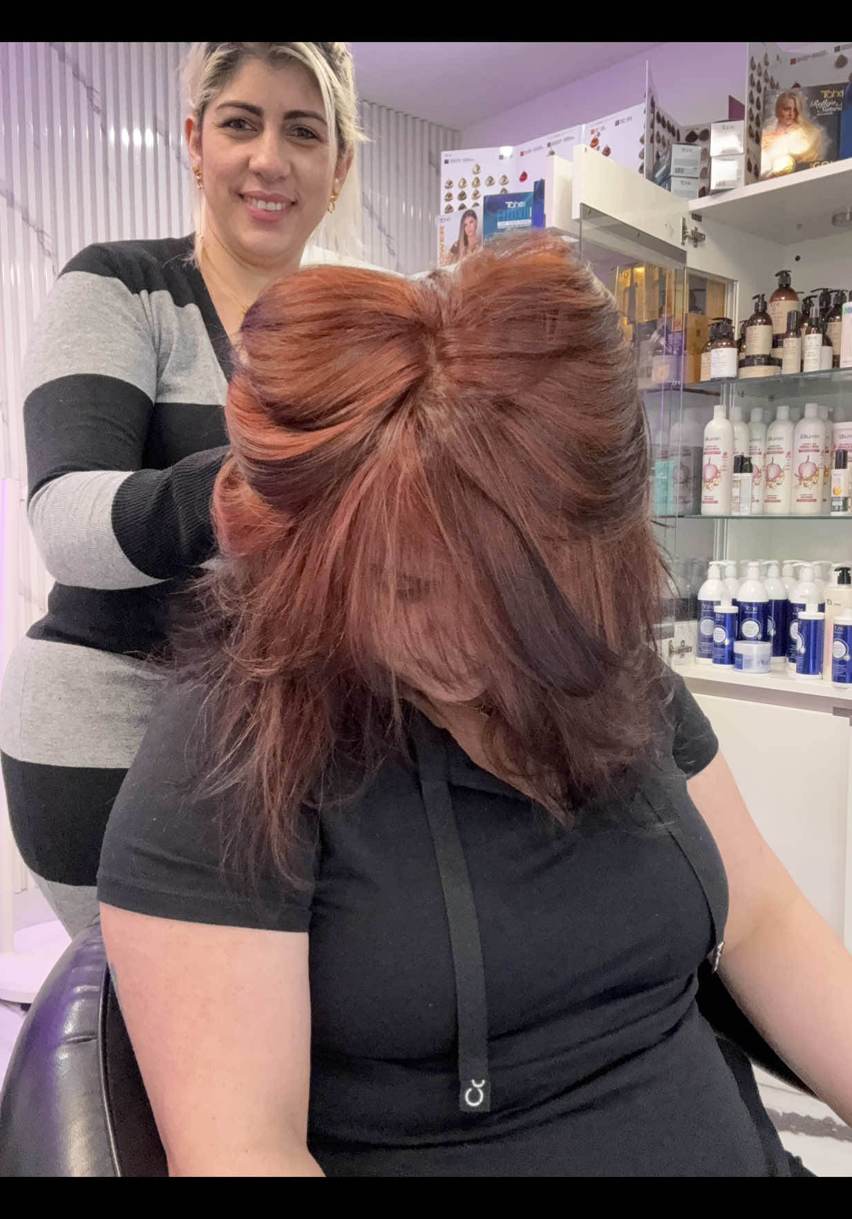 El cabello, con resto de tinte negro, siempre siempre va a rebajar a naranja o rojo naranja