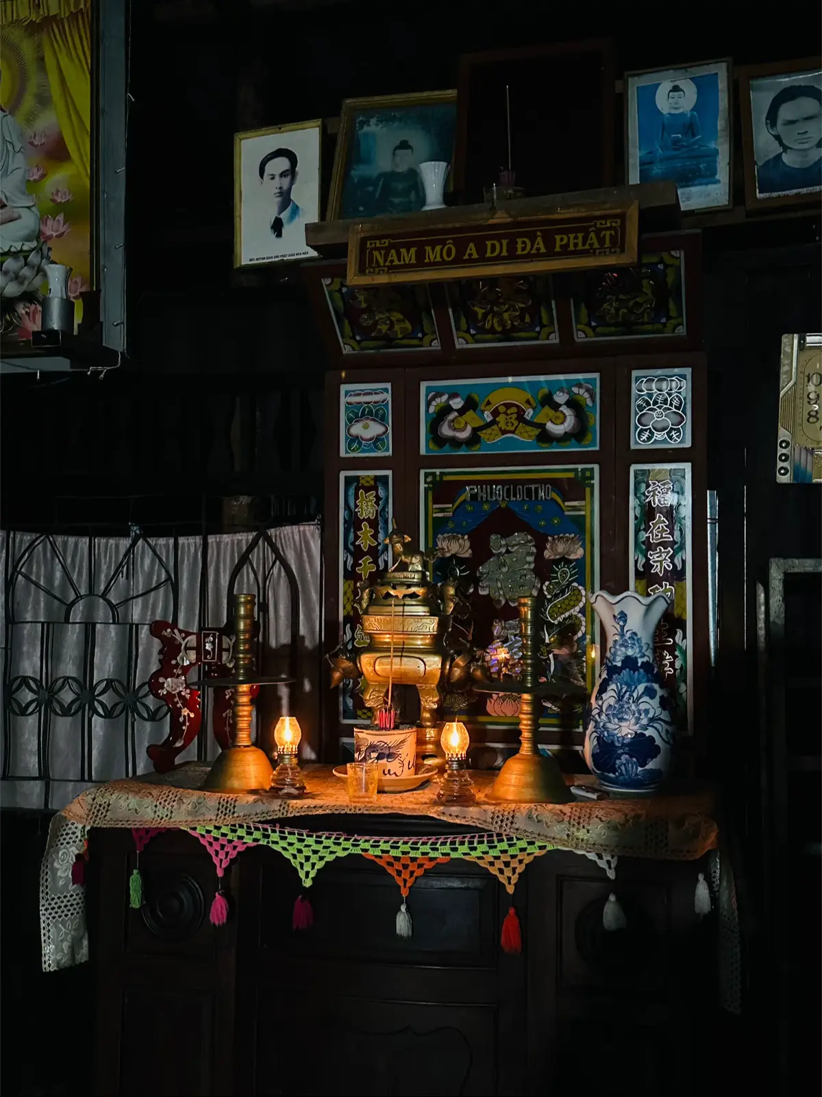 Hồi xưa, mỗi lần cúp điện là ông ngoại hay đốt đèn dầu, mà hồi đó nhìn thấy là sợ lắm không muốn vô nhà luôn, cảm giác nó ma mị nổi da gà lắm. Giờ lớn hết sợ rồi đổi lại là rất thích cảm giác này, “Hoài niệm”🥰#hoainiem #LearOnTikTok #vairal_video_tiktok 