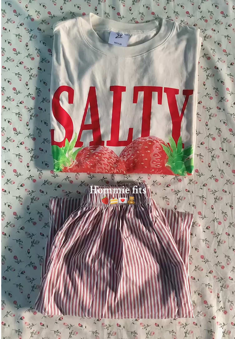 senyaman itu dipake rebahan😻✨ spil disini 👇🏻 kaos @linafits ☁️  celana @linafits ☁️  #homeoutfits #comfyoutfits #outfitideas #cuteoutfits #foryoupage 