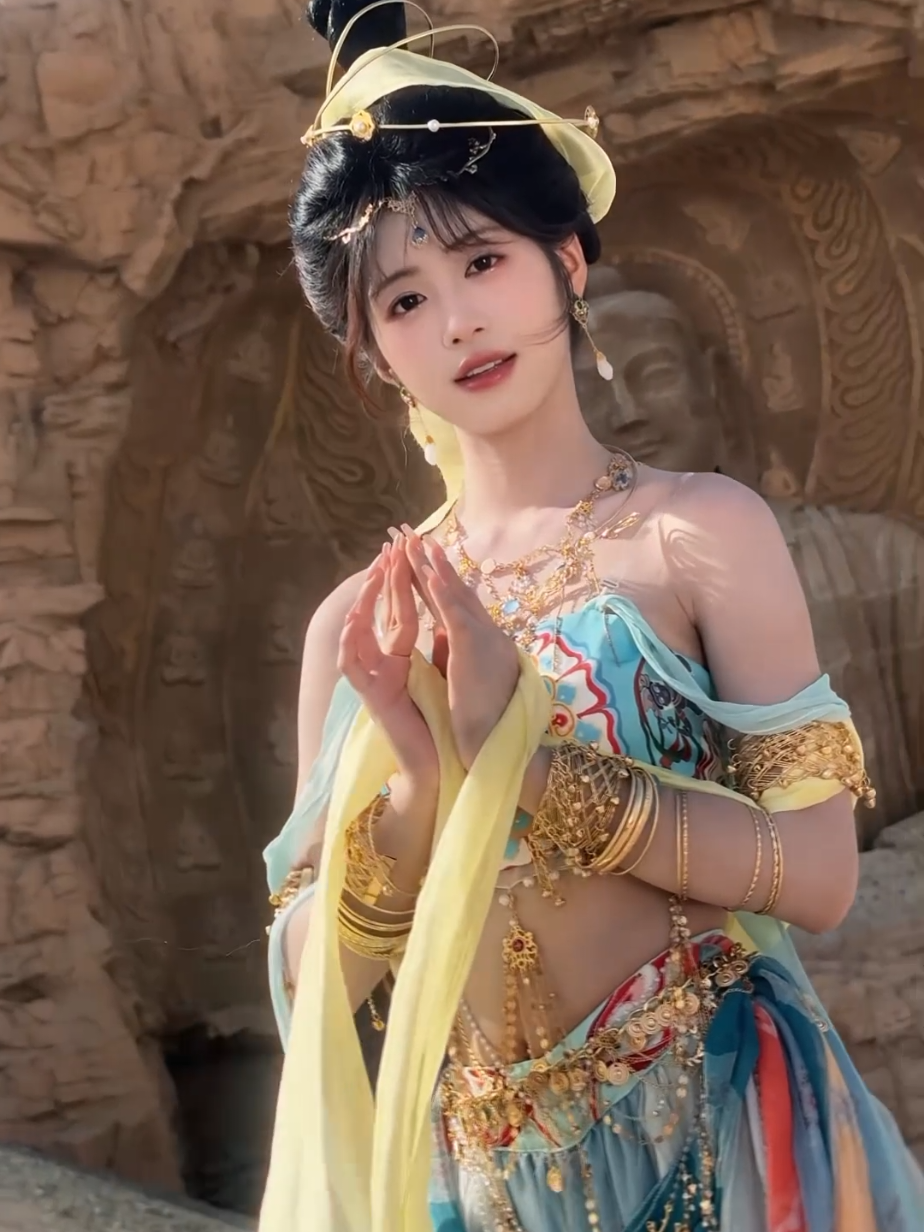 mỹ nhân cổ trang , trang phục đông hoàng , tây vực 原来女人不是水做的，是沙子做的 #鸿音现敦煌 #鸿音 #敦煌 #氛围感#douyin #hánphục #cổtrangtrungquốc #古风 #cổtrang #hanfu ##hanfu汉服 #汉服 