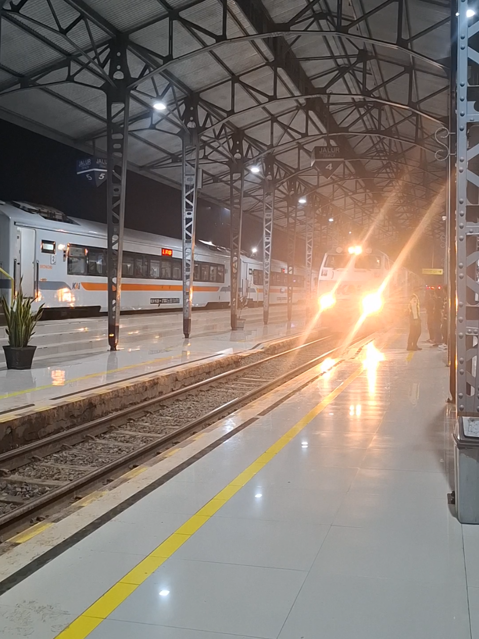 #keretaapi #kereta #railfansindonesia #kai121_ 