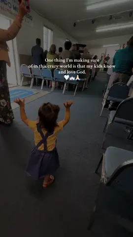 My heart melts watching my baby worshiping 🥹🤍⛪️ #fypシ゚viral #toddlersoftiktok #christiantiktok #praisethelord #trending 