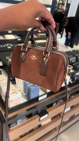 The perfect bag for fall 🤎 @Coach mini Rowan in suede  #minirowan #coachnewcollection #suederowan #coachbag 