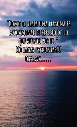 Las palabras pueden disfrazar, los gestos pueden confundirte, pero el trato nunca miente. Una persona puede decir que te aprecia, que te respeta o que te valora, pero si sus actos muestran indiferencia, descuido o maltrato, entonces esa es la verdad más pura: lo que siente por ti en lo más profundo. Es como un espejo invisible: cada acción, cada detalle, cada forma de dirigirse hacia ti refleja lo que hay en su interior. No es necesario interrogar, exigir explicaciones ni buscar respuestas desesperadas; basta con prestar atención y mirar con calma. ⸻ 🌿 Parábola del jardín Un hombre tenía dos jardines. Al primero lo regaba cada día, lo cuidaba con paciencia, le quitaba las hierbas y celebraba cada flor que nacía. El segundo jardín lo dejaba a la sombra, sin agua, lleno de espinas y abandono. Un amigo le preguntó: —¿Por qué uno florece y el otro se marchita? El hombre respondió: —Porque uno lo amo y al otro no. Así ocurre con las personas: el trato es el agua o el abandono que reciben tus raíces. No hace falta preguntar qué sienten por ti; basta con ver si floreces o te marchitas en su compañía. Observa. No interpretes más allá. La forma en que alguien te trata es la verdad que su corazón no puede ocultar.               #Reflexiones #FrasesDeVida #Aprendizajes #Motivación #AmorPropio #Autoestima #CrecimientoPersonal #FrasesQueInspiran #Sabiduría #RelacionesHumanas #PsicologíaDeVida #Conciencia #Mindset #ReflexiónDelDía #Amor #Respeto #FrasesMotivadoras #VidaReal #ObservaNoPreguntes #Reflexión #LifeQuotes #SelfLove #Motivation #Wisdom #Mindfulness #PersonalGrowth #DailyReflection