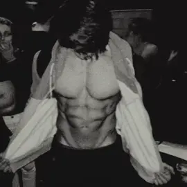 Jeff Seid, born in 1994 in Washington, USA, was one of the most influential bodybuilders of the aesthetic generation and became the youngest IFBB Pro in history at 19; his prime years were between 2013 and 2015, when his physique combined symmetry, definition, and youthful freshness, with broad shoulders, a narrow waist, and an “aesthetic” style that inspired millions worldwide, standing out in competitions like the Men’s Physique at Mr. Olympia 2013 and as a fitness icon on social media. #jeffseid #discipline #foryou 