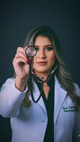 Simplesmente apaixonada! Muito diferente da minhas reais fotos de formatura-#gemini #ia #fisioterapeuta 