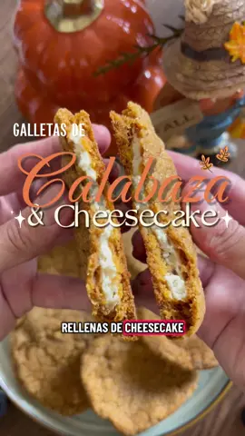 Aquí las GALLETAS DE CALABAZA RELLENAS DE CHEESECAKE que les iba a subir el Jueves y ya no alcancé. Están maravillosas! Y lo mejor de todo es que si me salieron! Jaja porque nunca me salen bien las galletas 🤣🫢 ¿qué otra cosa les gustaría ver con calabaza? 🍁🍂🎃 INGREDIENTES: -1 y 1/2 taza de harina -½ cucharadita bicarbonato -1 cucharadita canela -¼ cucharadita jengibre -¼ cucharadita nuez moscada -¼ cucharadita sal -½ taza mantequilla -2/3 azucar mascabado -¼ taza azúcar  -1/3 taza pure calabaza -1 barra queso crema -¼ taza azúcar blanca -1 cucharadita extracto de vainilla -¼ taza azúcar banca -1 cdta pumpkin spice #pumpkincookies #galletasdecalabaza #cheesecake #calabaza #recetasdeotoño 