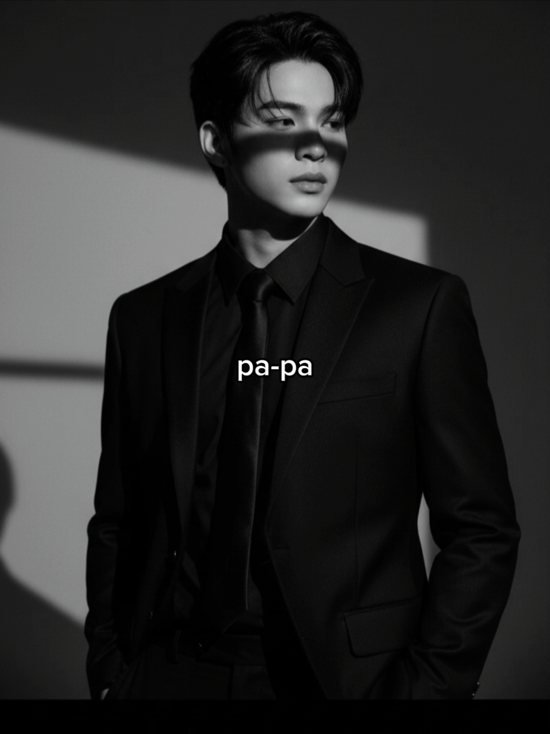 1.เข้าแอป Gemini 2.อัปโหลดรูปตัวเอง 3.เขียนคำสั่งตามนี้ สร้างภาพบุคคลขาวดำใบหน้าตามรูป100%ความ ละเอียด สูงของชายหนุ่มสวมสูทสีดำตัดคมและ เสื้อเชิ้ตสีดำพร้อม เนคไท เขายืนอย่างมั่นใจใน สตูดิโอแบบมินิมอล หันหน้า ไปทางด้านข้างเล็ก น้อย แสงในสตูดิโอที่ดราม่าซ้อน เงาทาง เรขาคณิตเข้มข้นบนใบหน้าและพื้นหลัง พร้อม ลำแสงแนวทแยงที่ตัดผ่านความมีดอย่างชัดเจน การ แสดงออกของเขาดูสงบ ครุ่นคิด และห่าง เหินเล็กน้อย ภาพมีโทนแบบแฟชั่นระดับสูงและหนัง noir ภาพยนตร์ ด้วยคอนทราสต์สูงและรายละเอียด คมชัดบนใบหน้าและ เนื้อผ้าของสูท พื้นหลัง เบลอแบบนุ่ม เฟรมแนวตั้ง (9:16) ความละเอียด 8K #CapCut #AI #gemini 