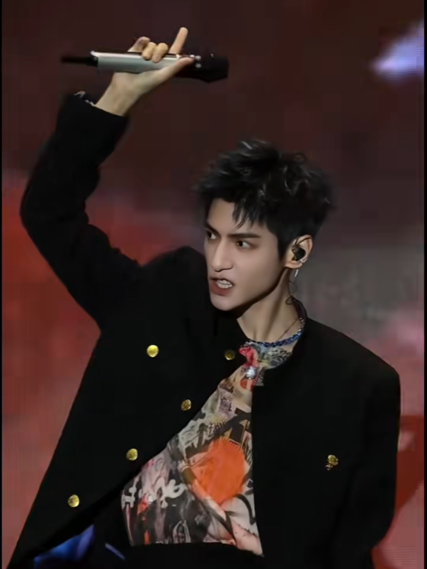 ใกล้ถึงวันงานแล้ว ขอนิดนึงค่ะ  ลุคหล่อๆเท่ห์ ท่าเต่นเก๋ๆของพี่ บนเวที ความสนุกแบบนี้กำลังจะกลับมาอีกครั้ง #หลัวที่ดีคือหลัวอวิ๋นซี #Luoyunxiหลัวหยุนซี #หลัวอวิ๋นซี #罗云熙💜💜 