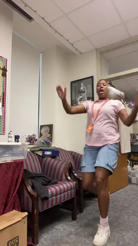 Just playing around in Ms. Roberts office 😂😂 ##school##volunteer##fypシ゚viral