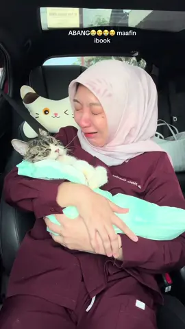 Abangg meninggal 28-9-2025🥀🥀🥀. 1 tahun 4 bulan abang nemenin ibook dan kalian semua, banyak cerita dan kebahagiaan yang sudah abang kasih ke ibook 🥹, abang mula mulanya muntah gamau makan minum seharian akhirnya besoknya dibawa ke klinik ( karena di tempat ibook kerja ga ada klinik terdekat) akhirnya otw 2 jam ke klinik rawat inap. Cek darah dan semuanya virus negatif, abang awalnya emang lemes tapi masih bisa duduk dan berdiri sendiri. Sampai akhirnya besok pagi dikabarin kalo abang.. meninggal dan sebelumnya kejang dan tidak sadar. Patah hati yang benar benar patah hari ini buat ibook, maaf baru bisa mengabarkan ini ke kalian hari ini🥲🥲🥀🥀🥀🥀 Semoga abang diataas sana sudah happy ketemu sama temen temenn yang lain, maafin ibook abang    #fypシ゚ #catslovers #cacabrotbrot 