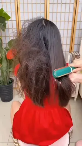 Escova Alisadora Bivolt 5 em 1 - Alisa, Hidrata, Modela, Alinha e Anti-Frizz Gostou? Comente “EU QUERO” que te envio o link promocional 📲 #escova #escovaalisadora #beleza #cabelo #shopee 