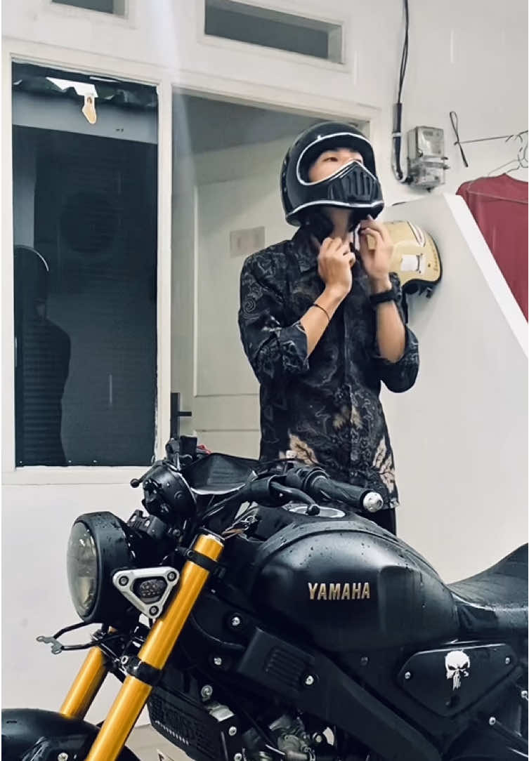 Beberapa orang menyukai hujan,sisanya memilih berteduh #xsr155 #xsr155indonesia #chiro🏍️ 