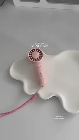 vv cutesy and handy mini fan 💭🎀✨ #minifan #pocketsizefan #portablefan #pocketfan #pinkminifan 