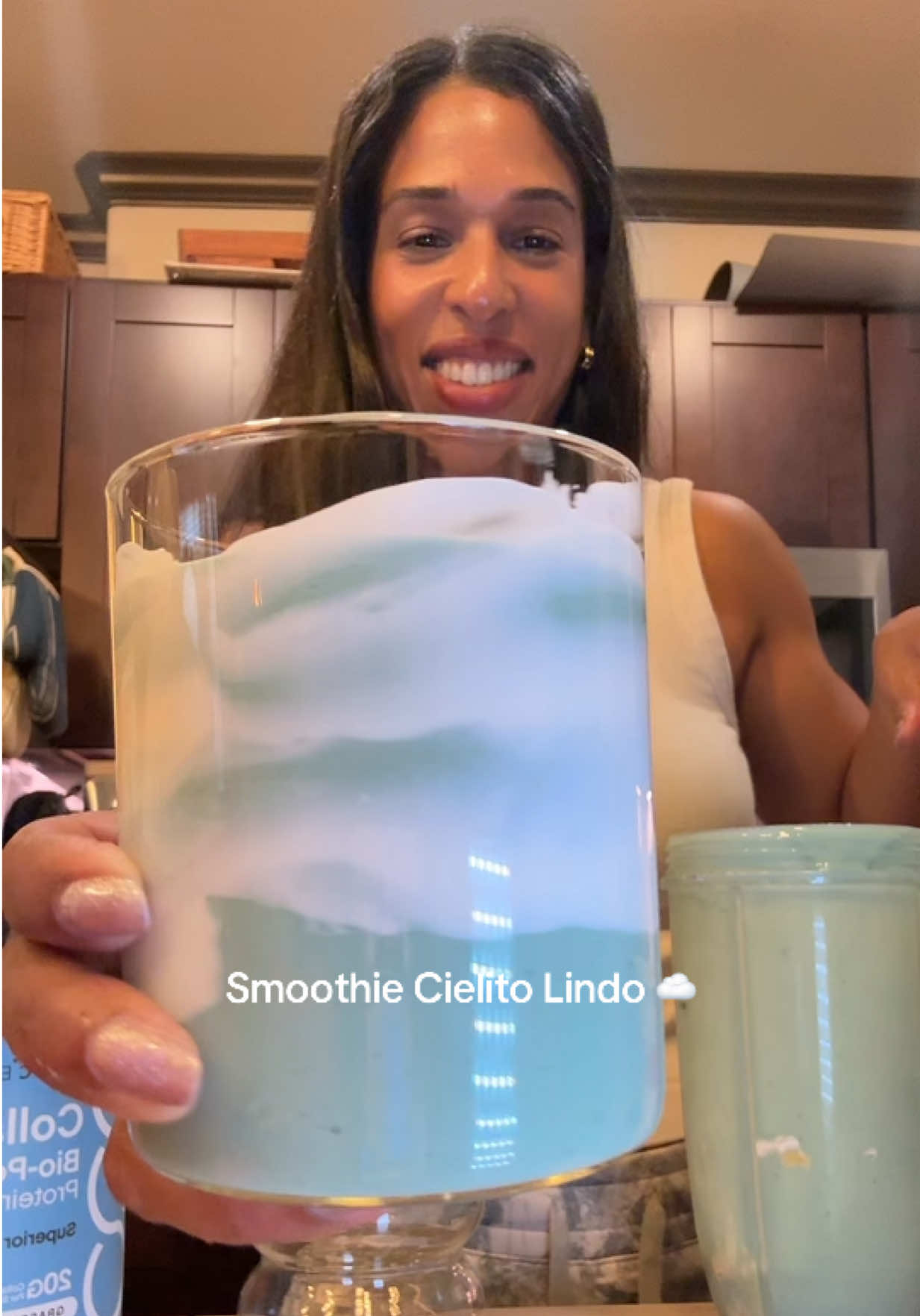 Cielito Lindo quedó diiiivinee 🫶🏻☁️ el invento de hoy con banana, aguacate, proteína de piña @Be Amazing colágeno @NeoCell Collagen espirulina, leche y yogurt para decorar 🤍 #smoothie #smoothierecipe #colageno #proteina #batido 