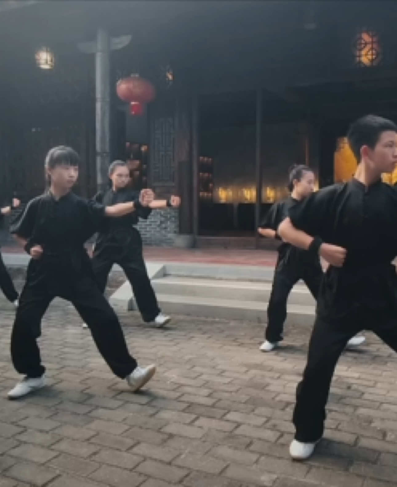 In the ancient-style courtyard, fists swirl and dance—every move and stance embodies the power of heritage.#Kungfu #HuangyanMartialArts 
