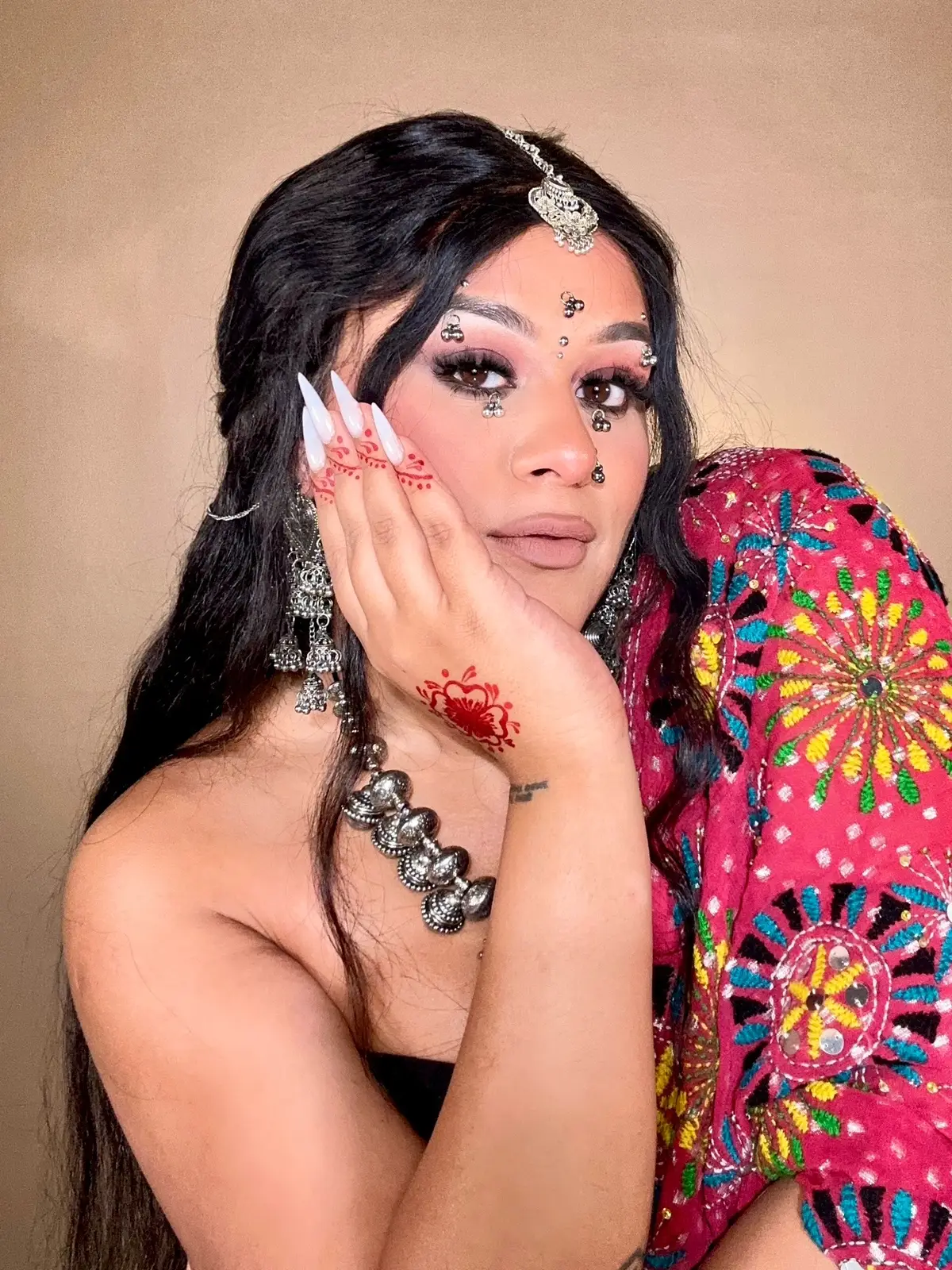 This Navratri season I am back to my  makeup roots and pulling out looks that inspire me. I deconstructed  some of my fav silver jewelry to get these silver ghungroos. I am obsessed with this, I think I am going to wear these a lot as brow piercings!  Would you wear this look for your next garba?  Jewelry @squerepinwheel  Products  -Eyes @Trixie Cosmetics x @brittany_broski eye cheek palette  @Benefit Cosmetics precisely my brow @Gerard Cosmetics clean canvas eye base @Kulfi Beauty No Nazargel eyeliner.  -Complexion  @trixiecosmetics primer spray  @kulfi.beauty Double Life Primer  @Juvia’s Place I am magic concealer  @Hourglass Cosmetics concealer @Too Faced creme contour  @trixiecosmetics creme blush in “sweetie” @Charlotte Tilbury airbrush flawless powder  @Huda Beauty easy bake duo powder ( pink pumpkin) @ONE SIZE BEAUTY boucle silk finishing powder @trixiecosmetics setting spray  -Lip @trixiecosmetics x @brittany_broski lip liner and lipstick in “Glamour” @onesize lip liner in “rent due” #gujju #gujrati #desi #bollywood #india 