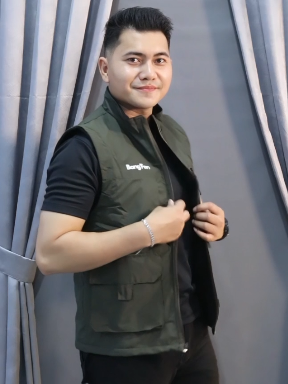 Rompi Keren Bisa dipakai Bolak Balik, Bisa Custom Nama Juga, Bahan sudah Waterproof dan Windproof,  Ketika Beli COD Custom Nama Dipasang Sendiri, Cara Pasangnya Gampang Cuma di Setrika dan kasih Alas, Tapi Ketika Non COD Nama Custom Sudah Terpasang, Keterangan Lengkap Bisa Langsung Cek dikeranjang Kuning Toko🛒👆 @larisko.id  #rompi #vest #rompiantiangin  #rompiantiair  #fashion 