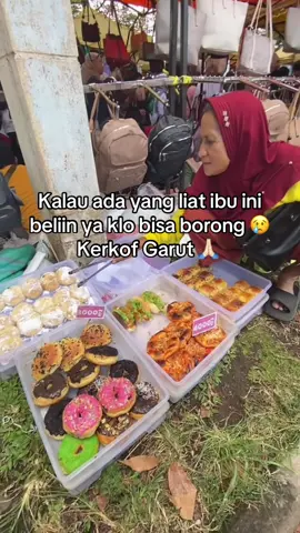 Banyak banget sbnrnya ibu2 yg udh sepuh tp jualan.. ibu2 hebat ya MasyaAllah 😢 