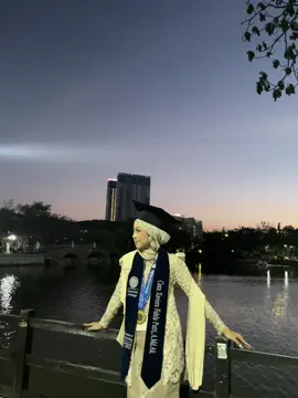 the night is still young.. #unair #graduate #wisuda254 #fyp 
