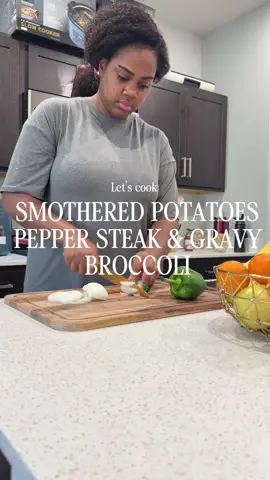 Let’s cook dinner!!  SMOTHERED POTATOES  PEPPER STEAK & GRAVY  BROCCOLI 🥦  #cookingtiktok #cookwithme #smotheredpotatoes #peppersteak #DinnerIdeas 