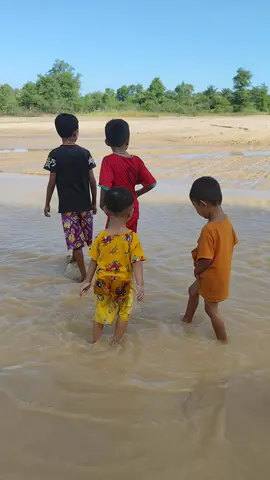 #အမွှေစိန်လေးတွေချောင်းထဲမှာပျော်နေကြ😍