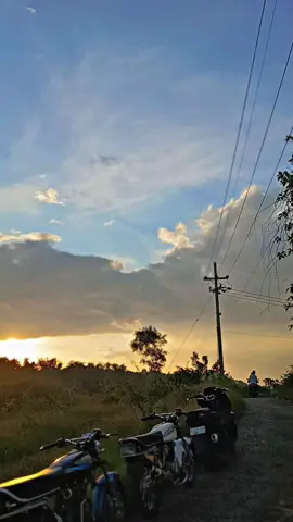MENIKMATI SUASANA SENJA 