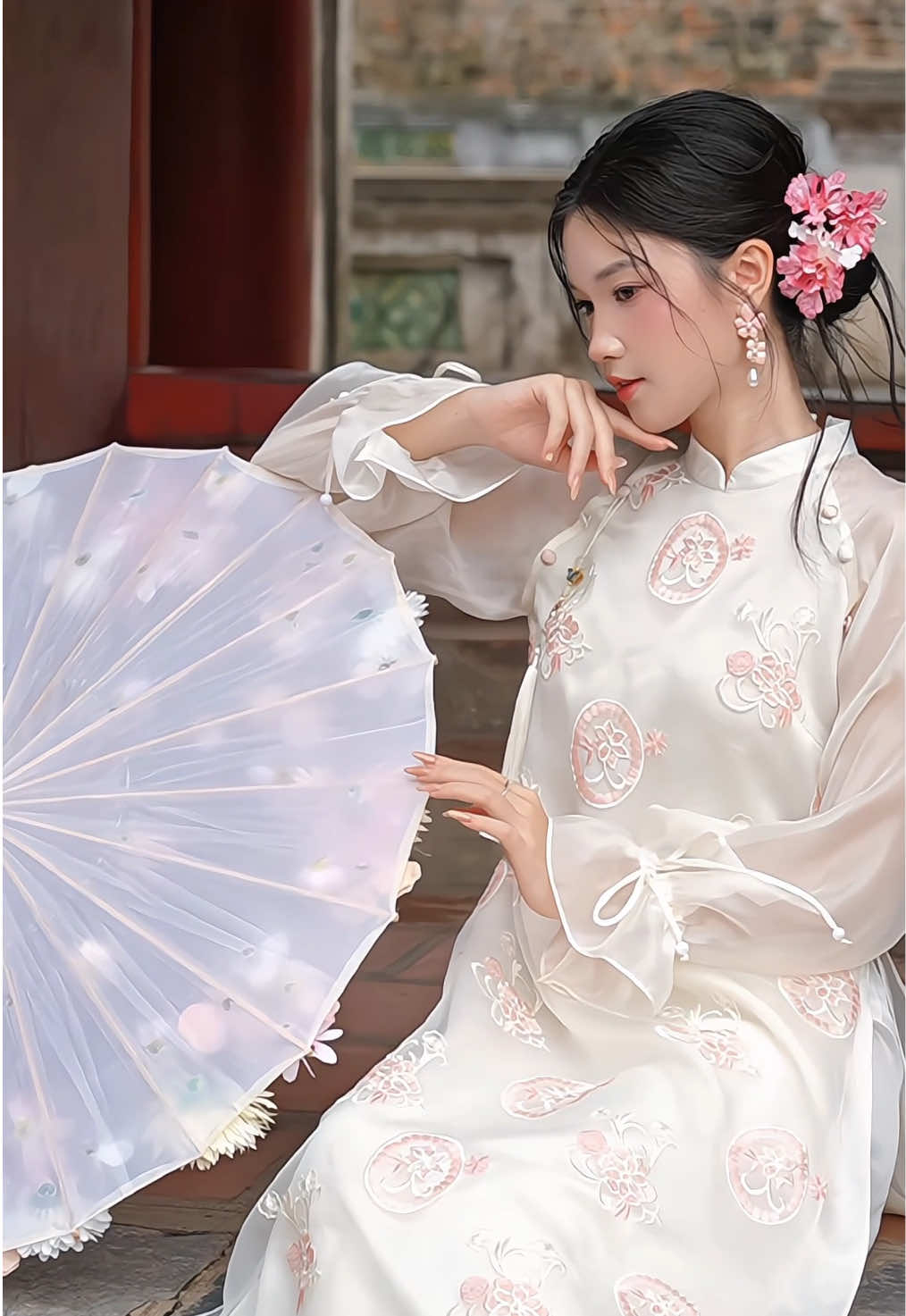 |𝐋𝐀.𝐍𝐀 𝐃𝐄𝐒𝐈𝐆𝐍 – 𝐀𝐎 𝐃𝐀𝐈| 𝐍𝐠𝐨̣𝐜 𝐓𝐢𝐞̂𝐧 Giữa khoảng sân gạch cổ kính, 𝐍𝐠𝐨̣𝐜 𝐓𝐢𝐞̂𝐧 khẽ hiện như làn gió đầu xuân, dịu dàng và thanh khiết. Gam hồng phớt phủ trên nền lụa tơ kính mềm mát, hòa cùng chi tiết thêu thủy tiên tinh xảo, mang đến cảm giác vừa tinh khôi vừa rạng rỡ. ————————— 𝐍𝐠𝐨̣𝐜 𝐓𝐢𝐞̂𝐧 Thiết kế: Áo dài suông đánh eo nhẹ; tay đa năng 2 kiểu, để suông thanh lịch hoặc buộc nơ tạo tay bèo điệu đà; cổ trụ nhỏ. Chất liệu: Tơ lụa mềm mịn, thoáng nhẹ. Đặc trưng: Hoa thủy tiên thêu, đính thủ công biểu trưng khởi đầu may mắn; cúc bọc tỉ mỉ. Quần: Lụa trơn 1 lớp, cạp chun êm. Phụ kiện: Tặng kèm túi cầm tay đồng điệu. #LacNguyet #LANADesign #TrungThu2025  #NgocTien ————————— 𝐋𝐀.𝐍𝐀 – 𝐜𝐡𝐚𝐫𝐢𝐬𝐦𝐚𝐭𝐢𝐜 𝐢𝐧 𝐞𝐯𝐞𝐫𝐲 𝐲𝐚𝐫𝐝 𝐨𝐟 𝐜𝐥𝐨𝐭𝐡