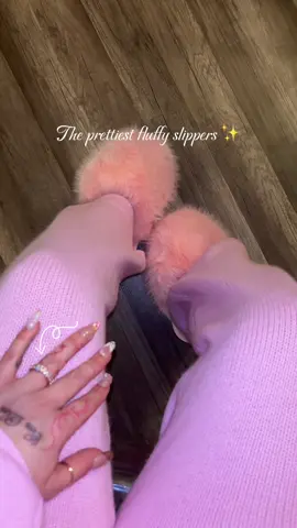 These fluffy slippers are so pretty! They make the perfect gift! 💕 #Slippers #FluffySlippers #PinkFinds 