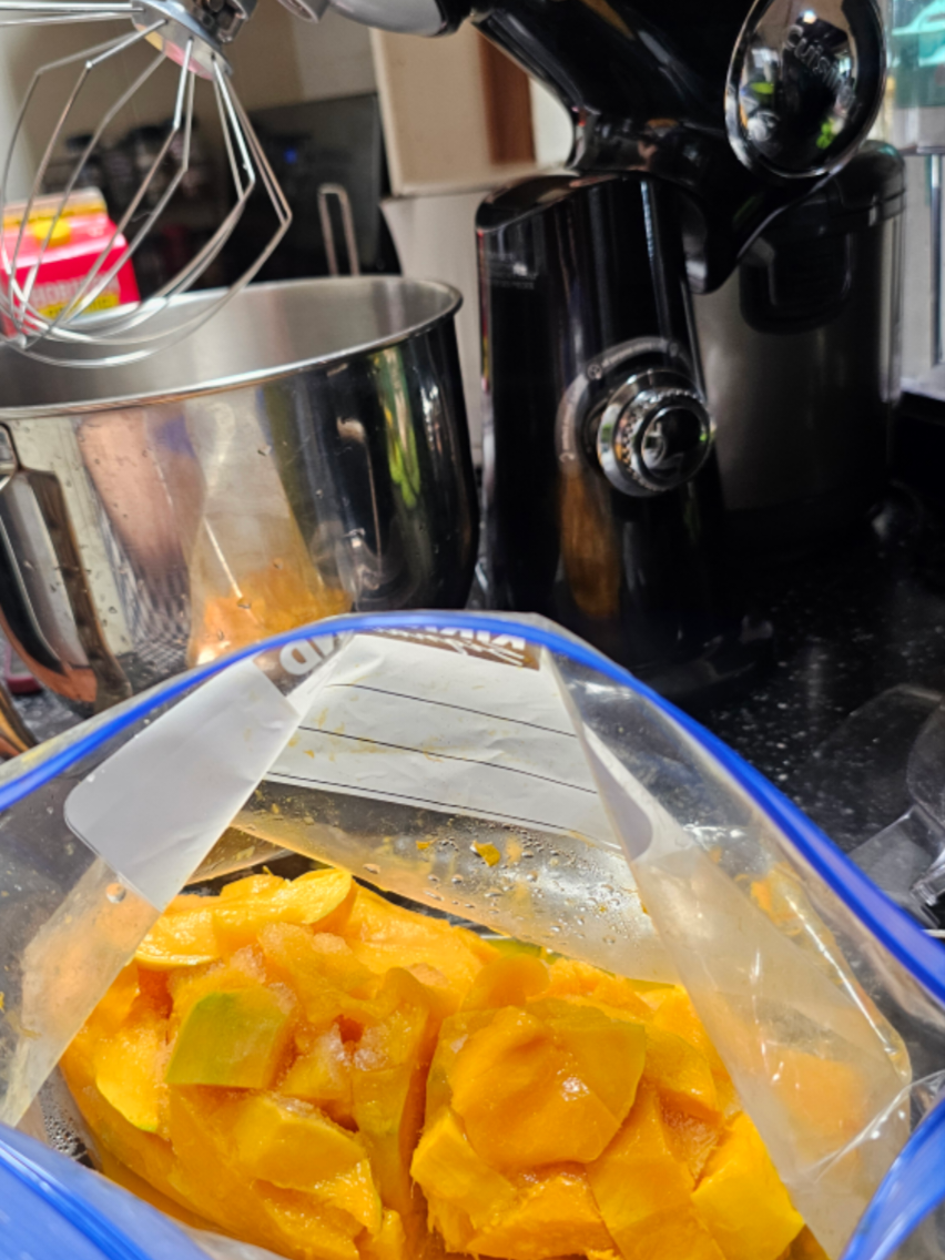 Sis finally ditched her OG mixing technique💪🏾 and let the @Cuisinart do the work—#mangobread has never been fluffier🥭🍞😂 From sore arms to sweet loaves, she’s still the heart of our kitchen wearing her crown🌺 