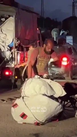 Warga sipil terpaksa mengungsi pada malam hari di tengah gempuran-gempuran zionis yang menyasar rumah-rumah penduduk.