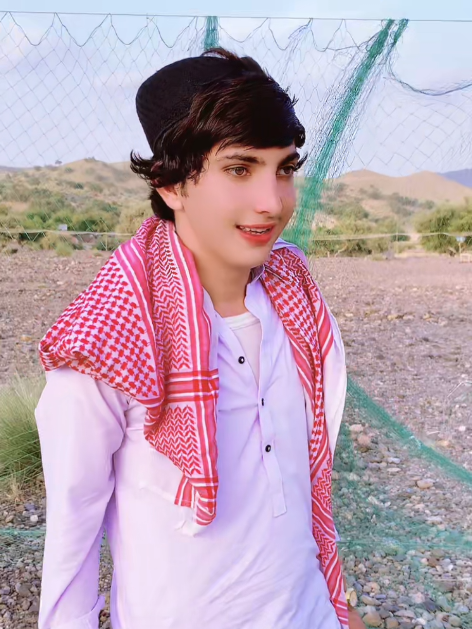 غزل... ستا ليدۀ هُم حـادثه ده  خو د نۀ ليدو نه ښه ده  په توده غېږ کښې مې واخله  زندګي يخه څـــــله ده  ستا د ياد په تار ئې تړم  ژوند ساعت دے که لمحه ده  که رانغلې څۀ به کېږي باران راغے ډيوه مړه ده  په سازونو کښې ساه نۀ شته  د سندرو ادې مــړه ده  د بلا غمونو خلاص شوم  ستا په غم کښې خو مې ښه ده مينې دومره خو مې پوهه کړه چې د ژوند فلسفه څۀ ده  د يار غمه پروا مۀ کړه  د صابر حوصله ښه ده  ــــ.ــــــــ.ـــــ…ـــــــــــــ…ـــــــ.ــــ.ــ…ـــــــ.ــــــ.ــــــــ.ــــــ غزل صاحب شاه صابر  انتخاب فېض محمد همدرد 🍁