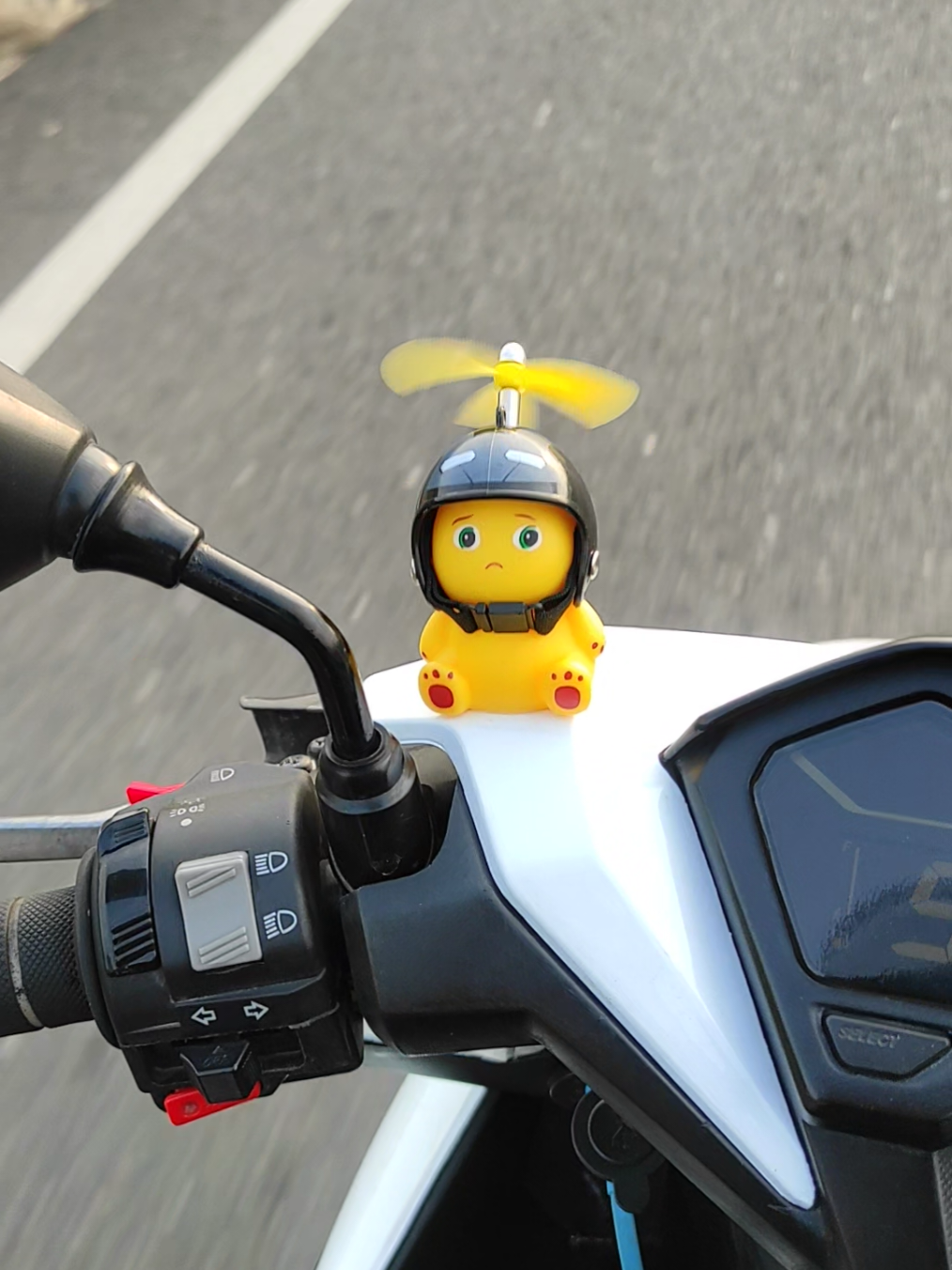 lucu woi😭😭 mainan dari : @funcrew_  @funcrewbestie  #dinokuning #funcrew #jalanbarengnailong #mainanviral #fyp 