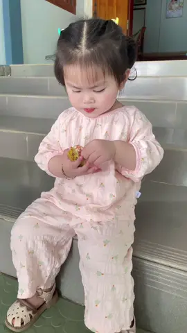 Cô chú ăn lựu hong nè. Lựu nhà con trồng ngon lắm😍😍 bộ con mặc vải mát lắm ạ. Giỏ hàng con có nha #meoboine #quanaobegai #dodepchobe #dodepmoingay #dobomacnha 