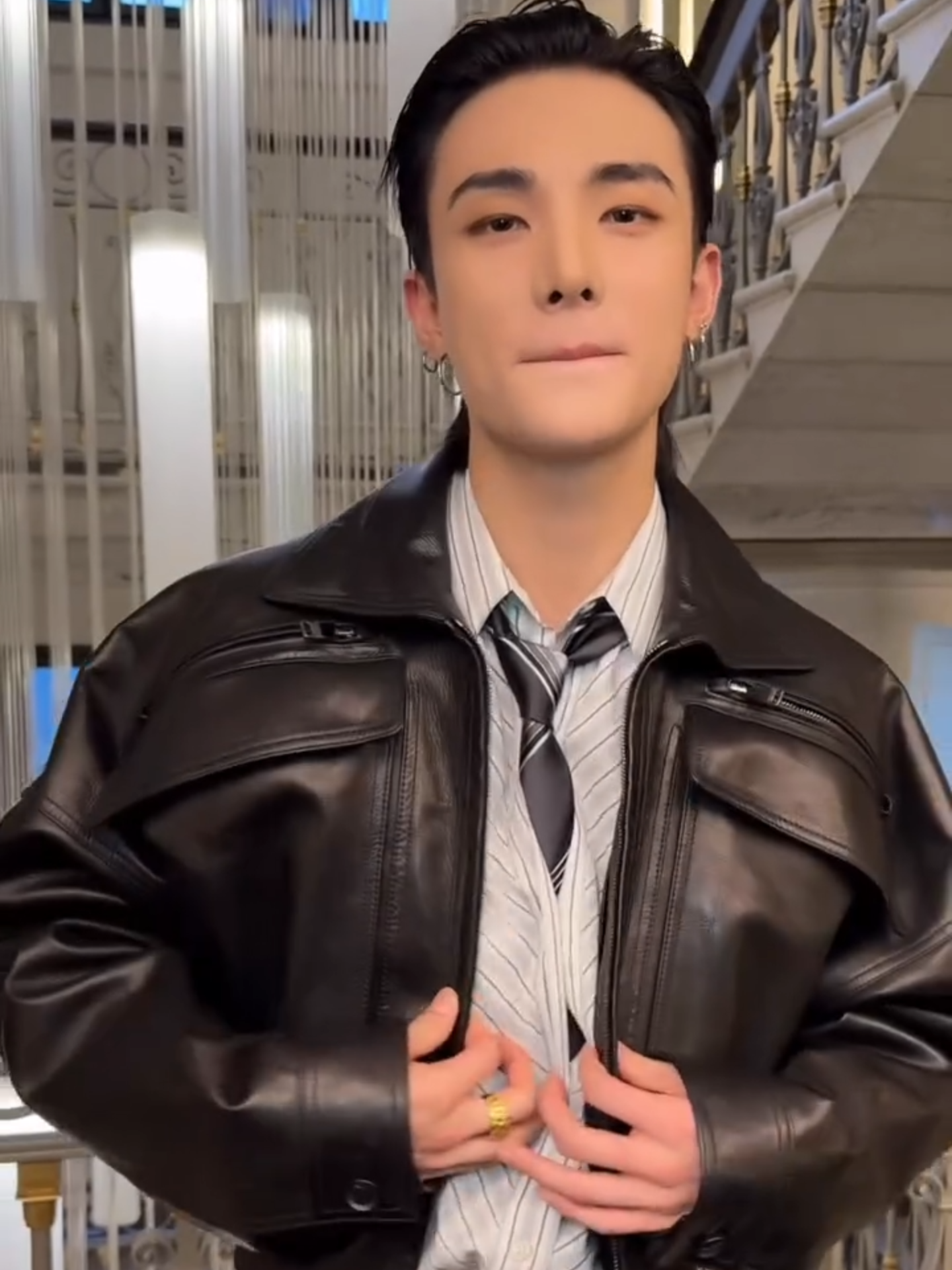 베르사체 현진의 챌린지? 이거 진짜로 귀한 겁니다.👅 <아이즈매거진>이 베르사체의 26 봄, 여름 프레젠테이션에 참석한 현진을 만나고 왔습니다.👀 팬들이 좋아하겠다고 속삭이며 잘 해보고 싶다고 ‘Sugar On My Tongue’ 챌린지를 무려 두 번이나 더 해준 현진은 사랑이에요.🫶 그 귀한 영상을 위에서 만나보세요!😳 🎥 아이즈매거진 #eyesmag #mfw #ss26 #versace #straykids #hyunjin #베르사체 #현진