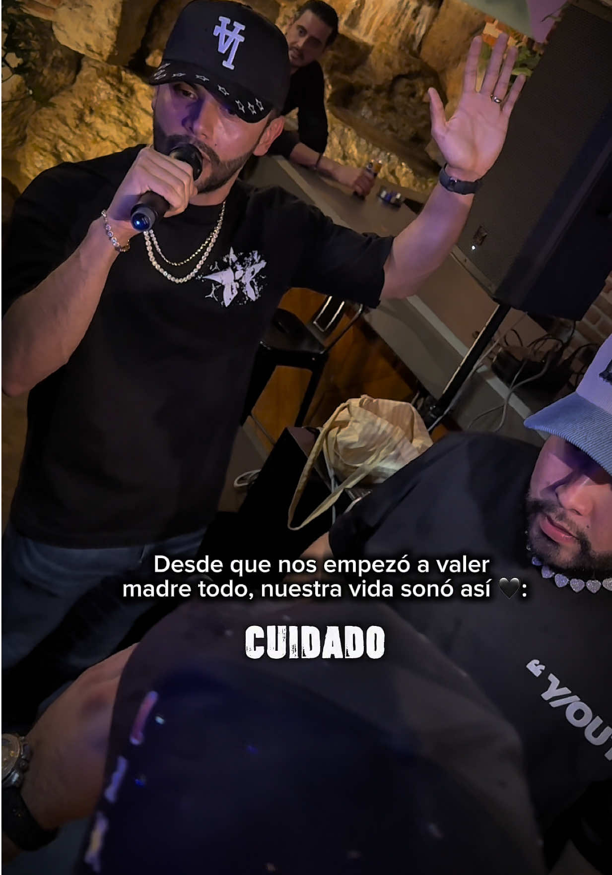 Al amigo doy mi mano nos tomamos unos tragos 🫂🖤 #laventaja #alfredoolivas #inadaptados #fyp #paratii 