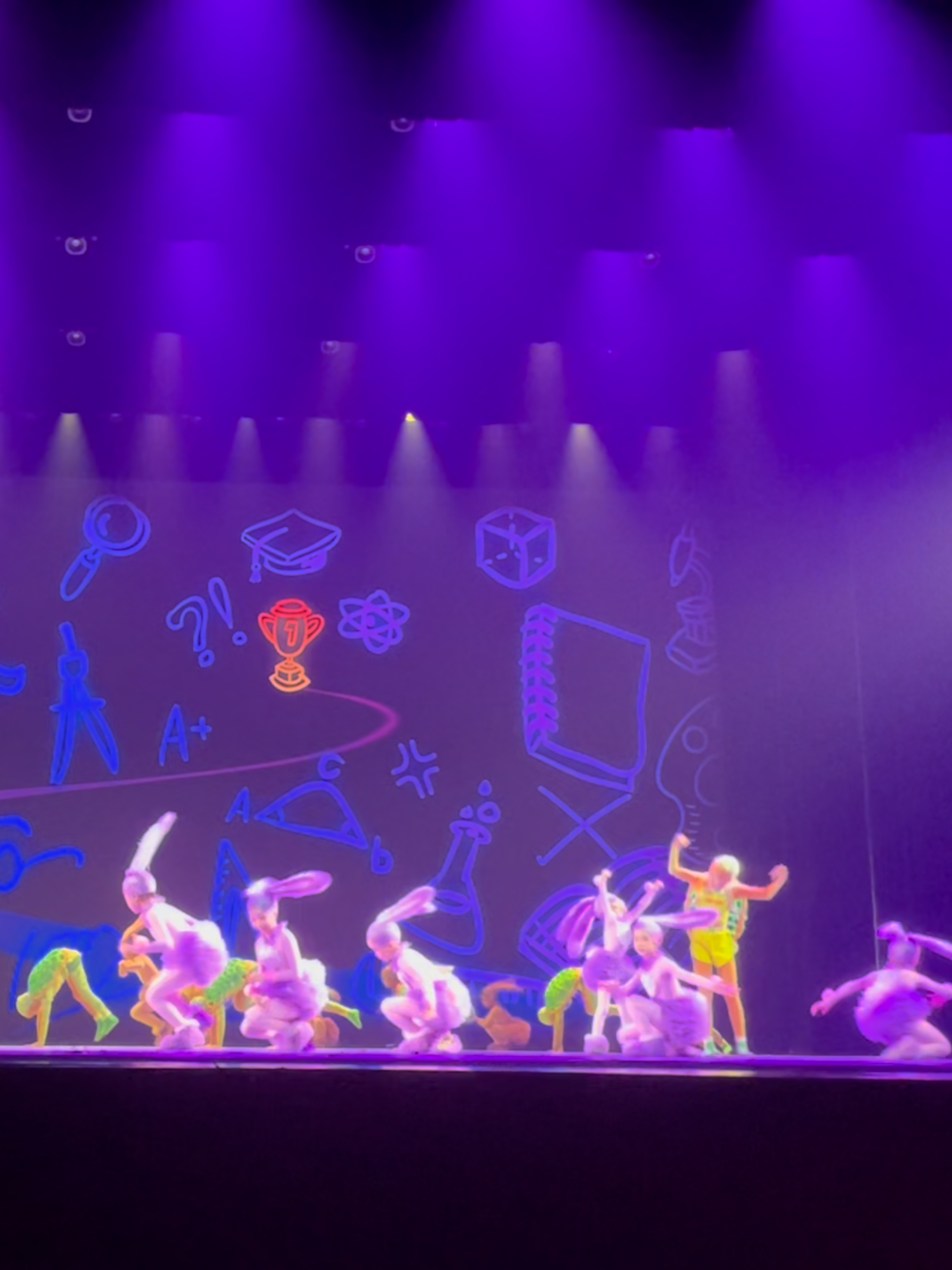 Little Dancers, Big Race 🤩 When kids turn into the “tortoise” 🐢 and the “hare” 🐇 … the stage becomes a fairy tale world ✨ Too cute to handle! 😍 From the 19th Beijing Dance Competition – original piece “The Tortoise and the Hare” ✨ #DakaChina #fyp #kidsdance #RabbitAndTortoise #DanceChallenge #HareAndTortoise