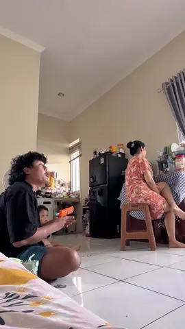 Anak kecil emang susah dibilangin