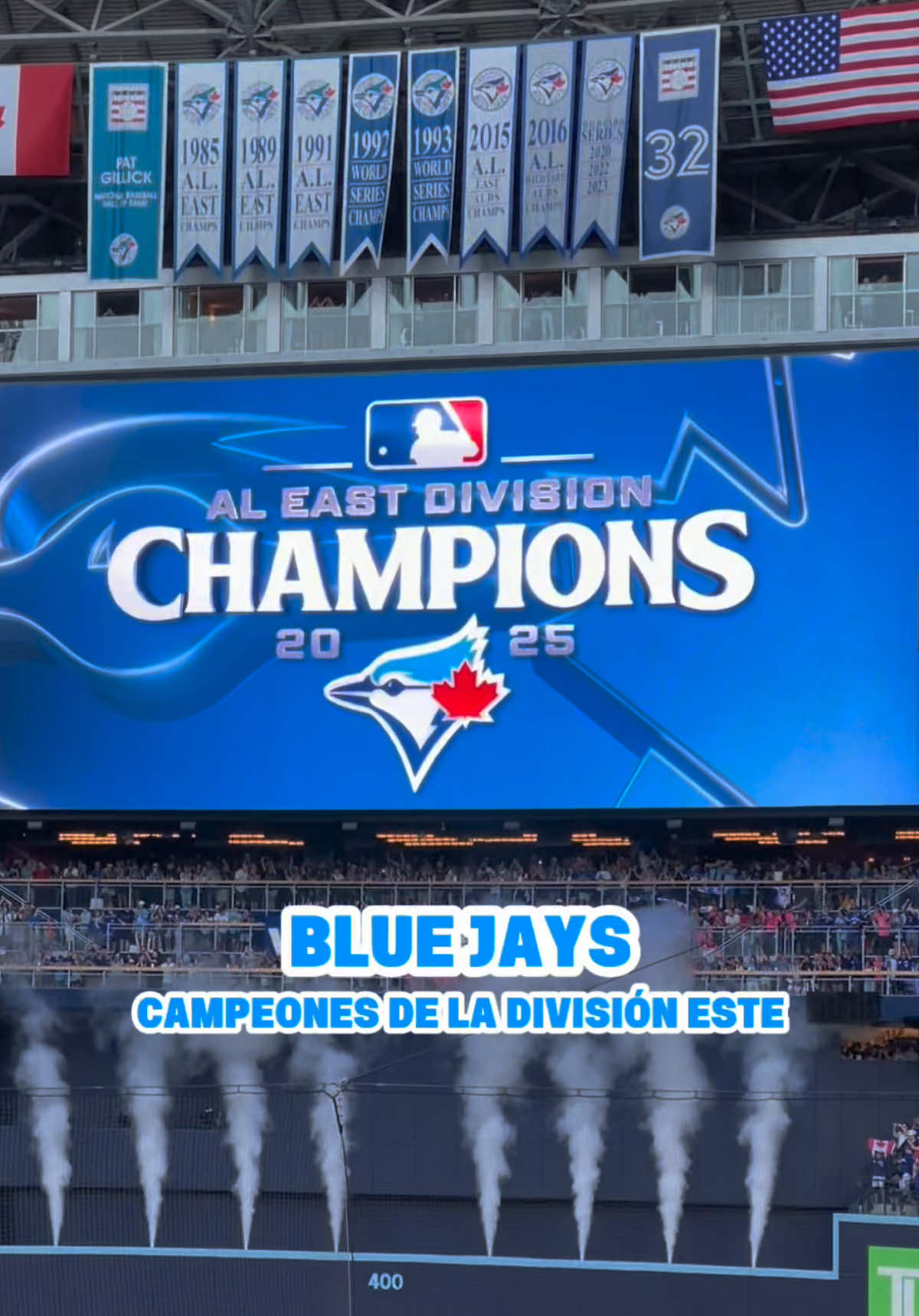 🏆💙 ¡Toronto en lo más alto! Los Blue Jays son CAMPEONES de la División Este 🎉⚾️ 🔥 Después de 10 años, volvemos a conquistar la cima. 💥 Alejandro Kirk brilló con grand slam + HR de 2 carreras en el partido decisivo contra los Rays. 👉 Con este triunfo, Toronto aseguró el #1 seed de la Liga Americana y pase directo a la Serie Divisional. Toronto vibra con sus Jays… ¡y lo mejor está por venir! 💪🐦 #BlueJays #Champions #TorontoProud #MLB   