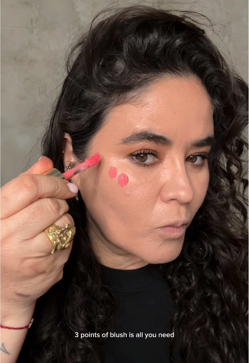 Recuerda que con esta técnica de 3 puntos de blush es más que suficiente para tu makeup cuando usas un rubor de alta pigmentación como lo es el de @rarebeauty  y siempre trata de aplicarlo con una buena herramienta como yo que usé la FOUNDATION de @amu.mx  #makeup #makeuptutorial #makeuptips #tipsdemakeup 