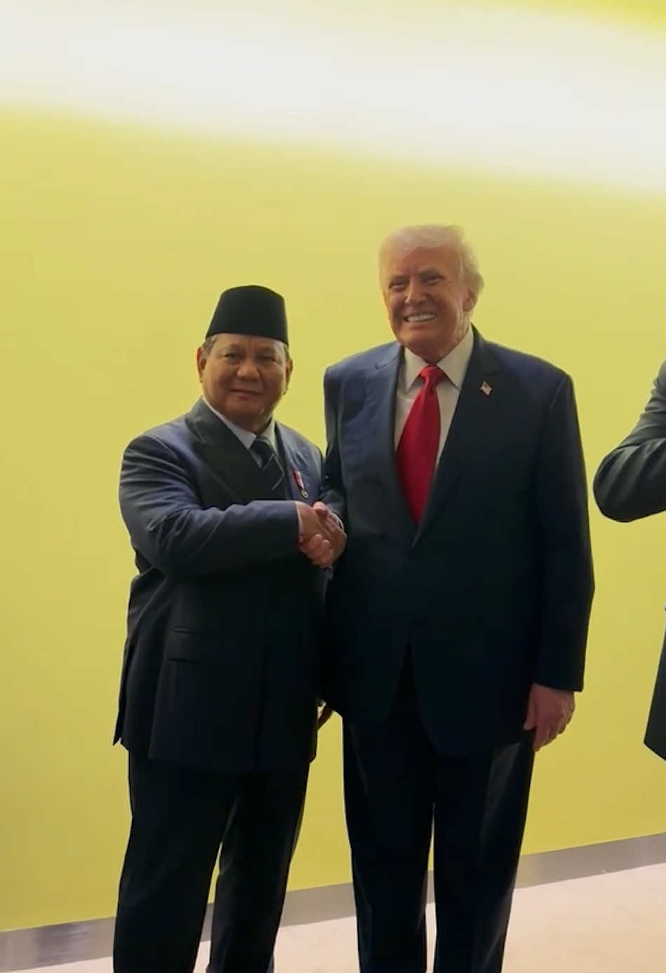 Sedikit cerita mengenai minggu lalu,   Di sela-sela Sidang Majelis Umum ke-80 PBB di New York, Amerika Serikat, pada Selasa lalu, 23 September 2025, Presiden Prabowo Subianto melakukan pertemuan singkat dengan Presiden Amerika Serikat, Donald Trump.    Dari hasil pertemuan tersebut, Presiden Prabowo meyakini adanya sebuah peluang besar untuk sebuah terobosan penting bagi perdamaian.    “Marilah kita berdoa agar kali ini, upaya bersama kita akan berhasil,” ujar Presiden Prabowo.    -- TIW -- #CatatanSeskab