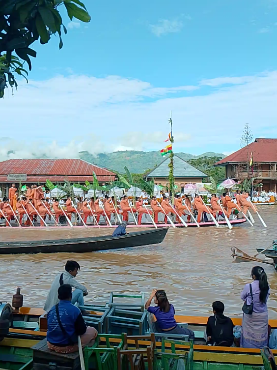 This is Myanmar. This is INLE & This is a part of our culture,which we need to cherish 🤎🏞️✨ (My fav shot from what I've captured today) #inlelake #fyp  #myanmar #အင်းလေး #shanstate 