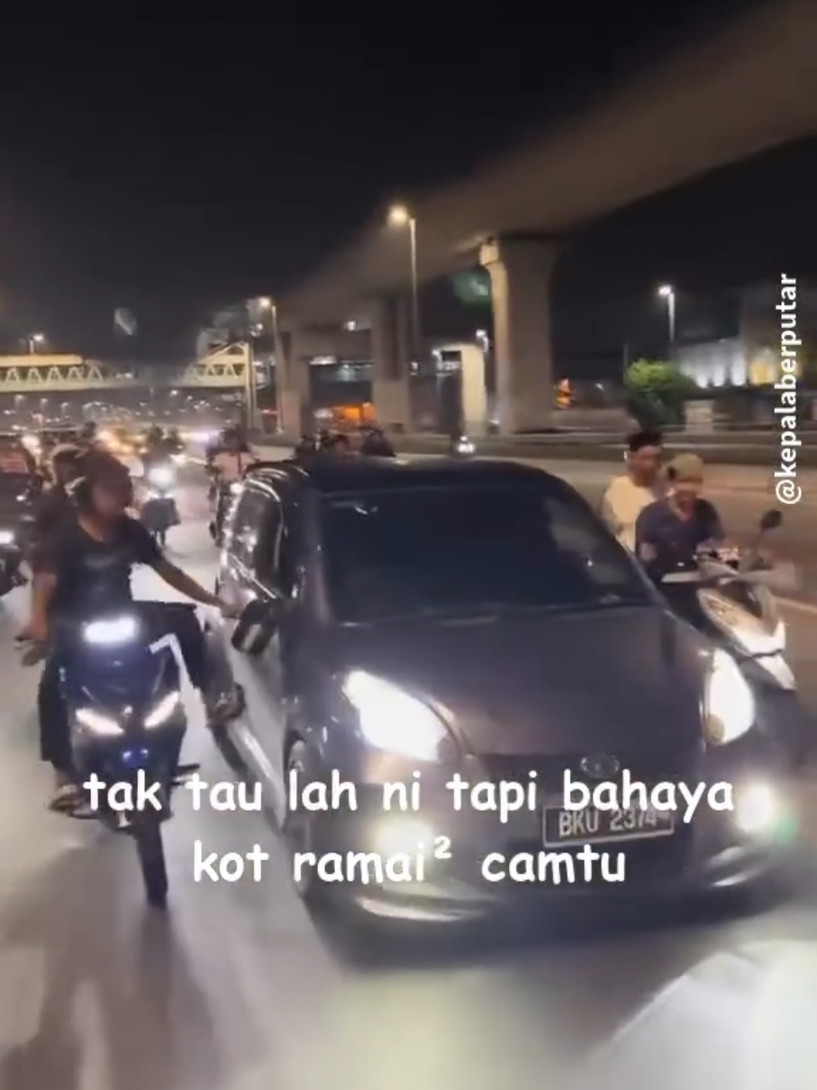 In Malaysia If you encounter a Superman National Treasure on the highway, if you honk your horn 📣 to warn them, they'll mob you! Remember! If you see these undisciplined road, 