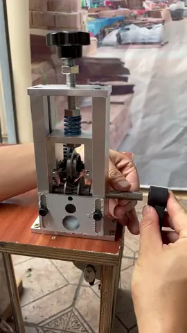 DỤNG CỤ TUỐT DÂY ĐIỆN