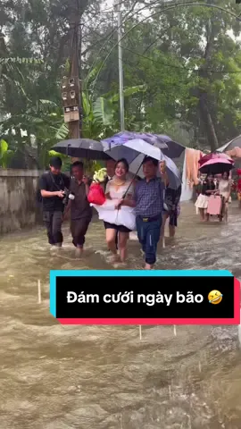 Thời tiết làm sao cản được tình iuuu chúng mềnh. Đám cưới quê em mùa nước lũ 😅😅😅#damcuoi #bão #fyp #tiktok #viral 