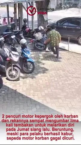 Bandar Lampung, Lampung - Aksi nekat komplotan pencurian kendaraan bermotor (curanmor) di Kelurahan Durian Payung, Tanjung Karang Pusat, Bandar Lampung, terekam kamera pengawas (CCTV).  2 pencuri motor kepergok oleh korban dan rekannya sempat mengumbar lima kali tembakan untuk melarikan diri pada Jumat siang lalu. Beruntung, meski para pelaku berhasil kabur, sepeda motor korban gagal dicuri. Rekaman CCTV menunjukkan dua pelaku menyatroni area parkir sebuah kantor penyedia layanan internet.  Kedua pelaku berbagi tugas. Satu orang bertindak sebagai eksekutor yang merusak kunci stang motor, sementara rekannya mengawasi situasi. Pelaku eksekutor awalnya berhasil merusak kunci dan hampir membawa kabur sepeda motor korban. Namun, aksinya dipergoki oleh korban bersama temannya, yang langsung mengejar. Pelaku curanmor sempat tersungkur dan dihajar oleh korban dan rekannya. Di saat baku hantam itu, rekan pelaku tiba-tiba datang sambil membawa senjata api dan tanpa ragu langsung mengumbar tembakan. Baca berita selengkapnya di www.lampung.viva.co.id  https://lampung.viva.co.id/berita/6883-baku-hantam-dan-ditembaki-lima-kali-komplotan-curanmor-koboi-di-bandar-lampung-gagal-bawa-kabur-motor #fyp #maling #koboi #senpi #motor 