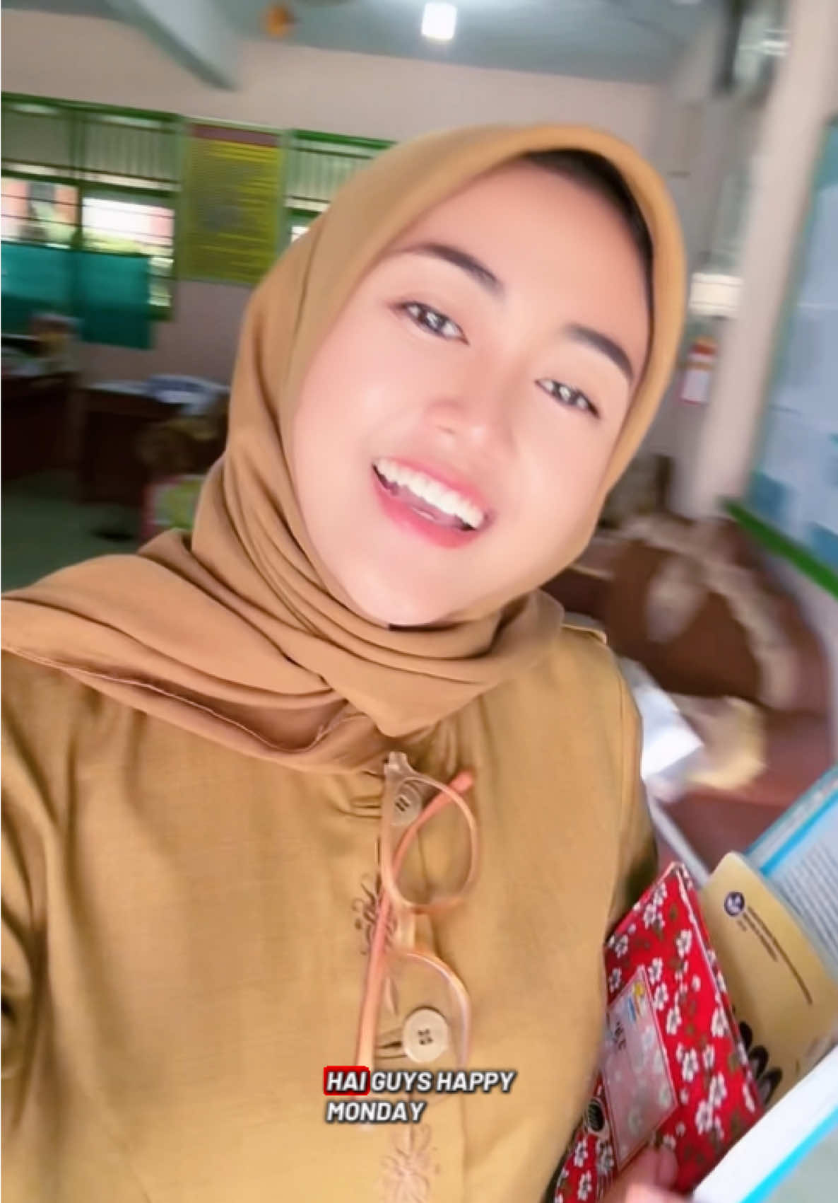 Senin nggak harus boring! 🌞 Yuk pakai English expressions biar Monday jadi fresh & fun 💪 #BackToTheGrind #MondayVibes #FreshStart Which one is your favorite? 👇